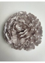 Ръчно изработена роза от сатен цвят сиво за украса на коса